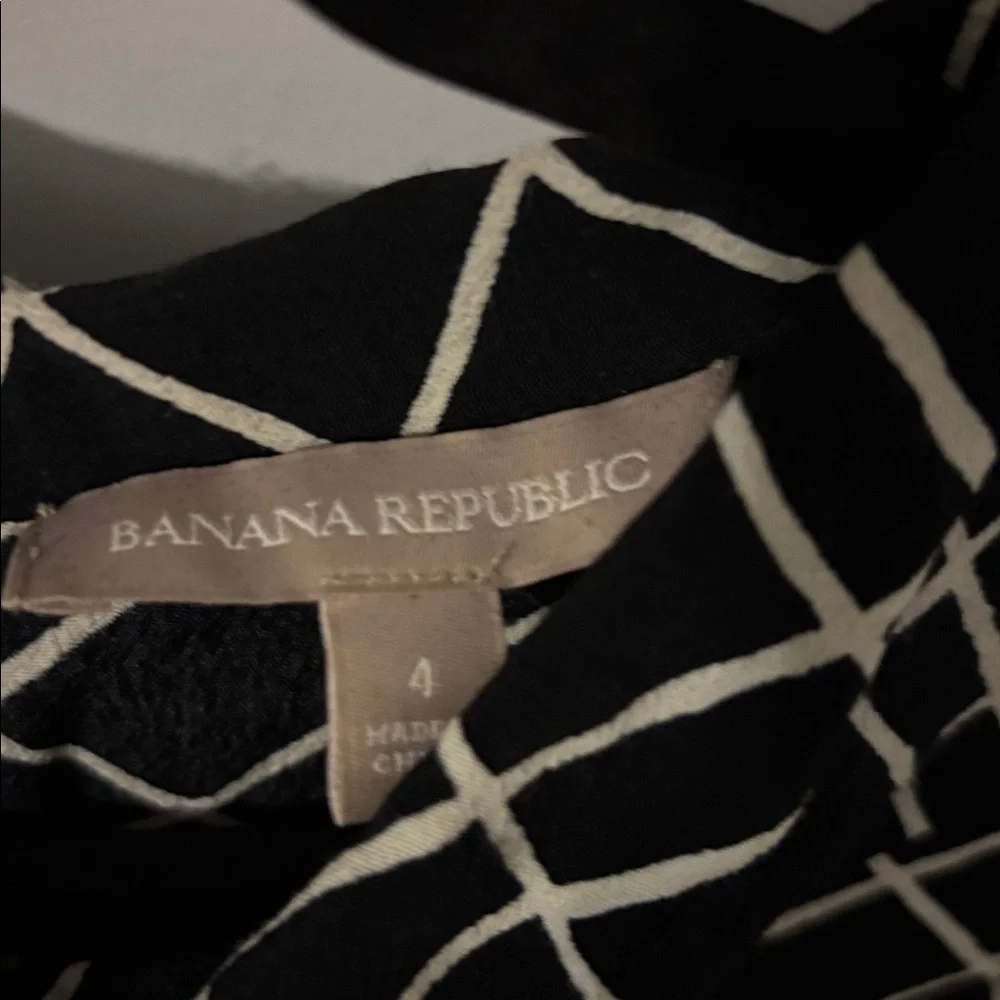 Banana Republic Black and White Sleeveless Top - Picture 2 of 3